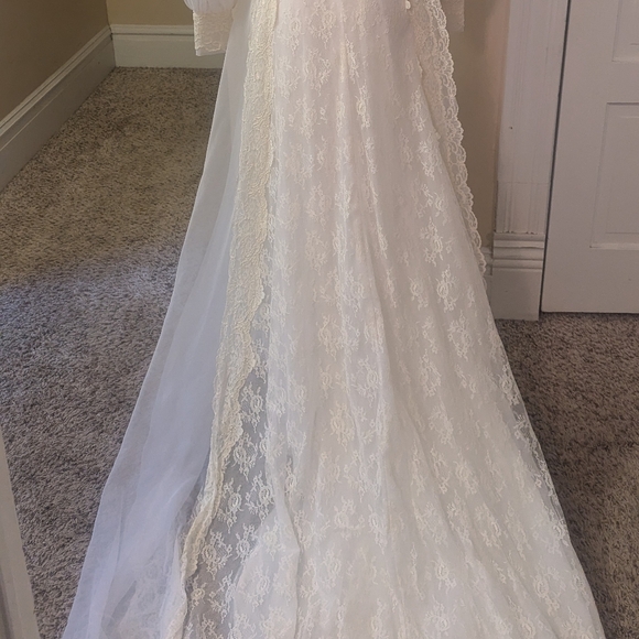 Vintage 70's cream wedding dress with pretty lace detail and long train size 0 - Picture 4 of 8